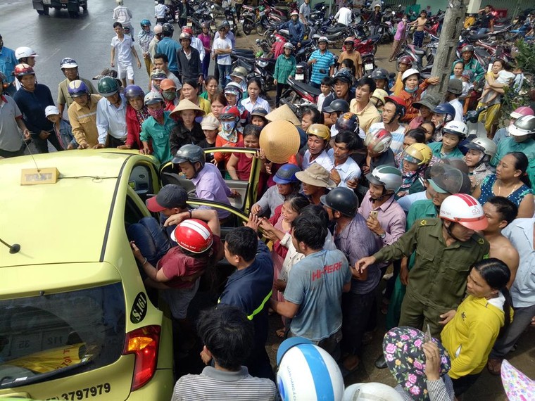 Quảng Ngãi: Xe tải chở gỗ đâm sập 4 nhà dân ảnh 2