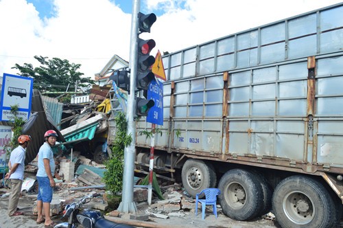 Quảng Ngãi: Xe tải chở gỗ đâm sập 4 nhà dân ảnh 1