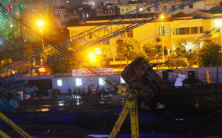 Hà Nội: 2 cần cẩu bất ngờ đổ sập, người dân hú vía ảnh 2