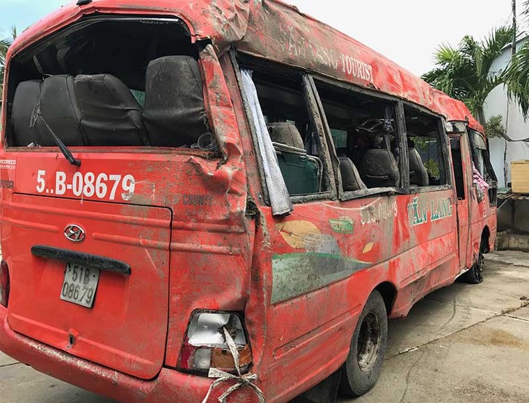 Xe khách tông cột điện lật nhào khiến 2 người tử vong ảnh 1