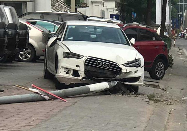 Hà Nội: Xe điên húc đổ cột điện, 1 người đi bộ bị thương ảnh 1