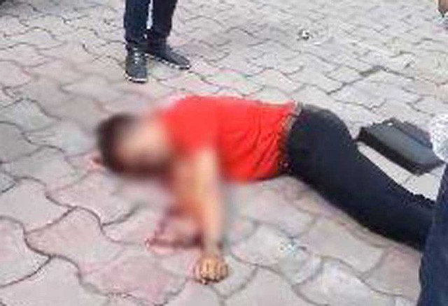 Hà Nội: Xe điên húc đổ cột điện, 1 người đi bộ bị thương ảnh 2