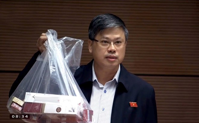 ĐBQH mang thuốc lá lậu vào nghị trường để làm bằng chứng ảnh 1