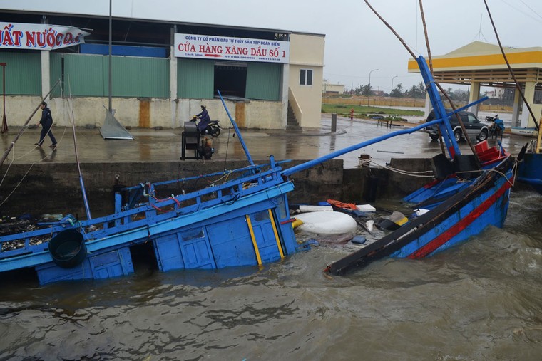 Phó Thủ tướng Trịnh Đình Dũng kiểm tra tình hình sau bão tại Phú Yên ảnh 1