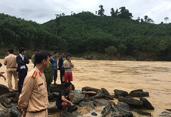 Quảng Nam: Giải cứu 15 người phụ nữ bị mắc kẹt giữa vùng nước lũ ảnh 1