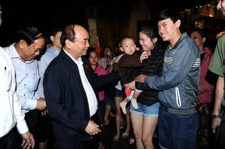 Thủ tướng xắn quần, lội nước vào thăm phố cổ Hội An ảnh 1