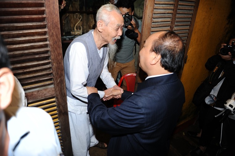 Thủ tướng xắn quần, lội nước vào thăm phố cổ Hội An ảnh 2