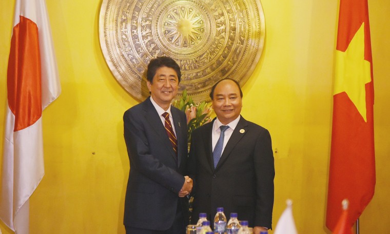 Thủ tướng Nguyễn Xuân Phúc và Thủ tướng Abe dạo thăm phố cổ Hội An ảnh 2