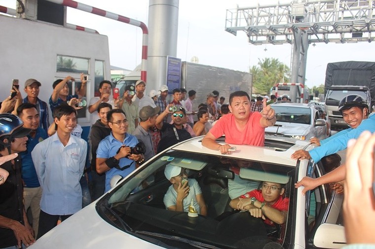 Tài xế bị công an tạm giữ tại BOT Cai Lậy nói gì? ảnh 1