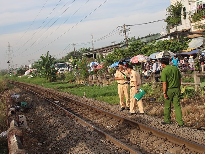 Người phụ nữ vượt rào chắn bị tàu hỏa kéo lê 10km ảnh 1