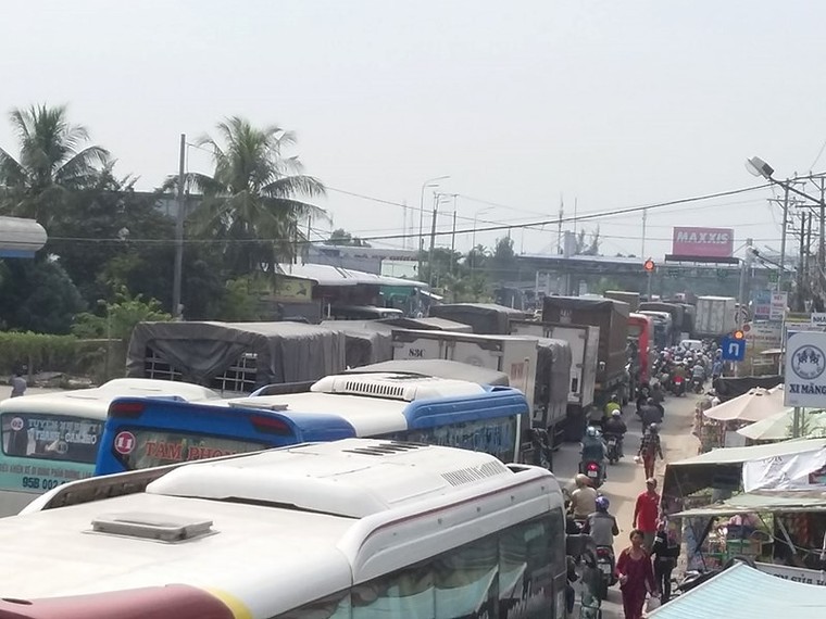 Tài xế tắt máy, bấm còi phản đối, BOT Cần Thơ-Phụng Hiệp xả trạm ảnh 5
