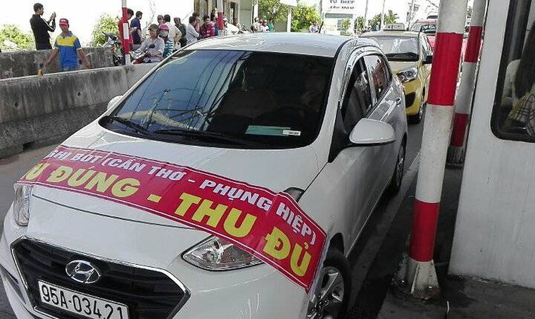 Tài xế tắt máy, bấm còi phản đối, BOT Cần Thơ-Phụng Hiệp xả trạm ảnh 1