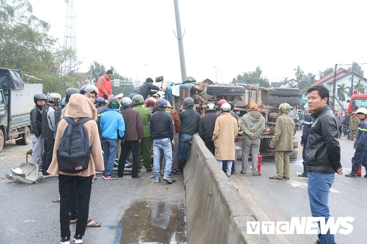 Lật xe tải chở cát, ba nạn nhân bị mắc kẹt trong cabin được giải cứu ảnh 1