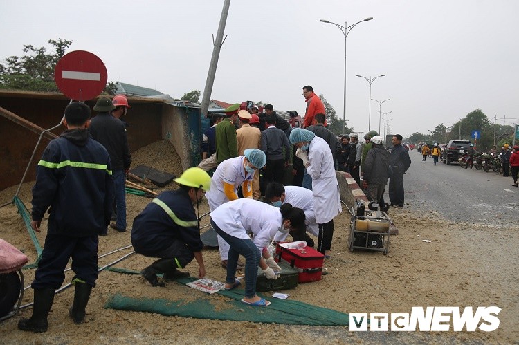 Lật xe tải chở cát, ba nạn nhân bị mắc kẹt trong cabin được giải cứu ảnh 2