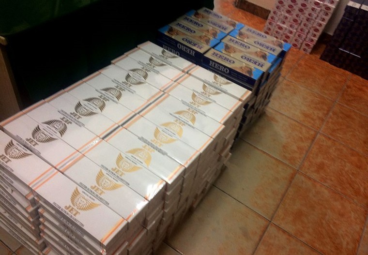 Ba đối tượng vứt bỏ 4000 bao thuốc lậu trên chiếc Fortuner khi bị CSGT truy đuổi ảnh 1