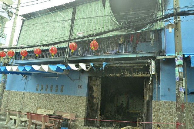 Căn nhà bốc cháy nửa đêm khiến 2 người bị mắc kẹt ảnh 1