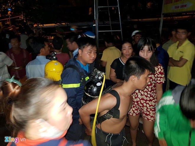 Cầu Long Kiển bất ngờ sập, ô tô xe máy rơi xuống sông ảnh 2