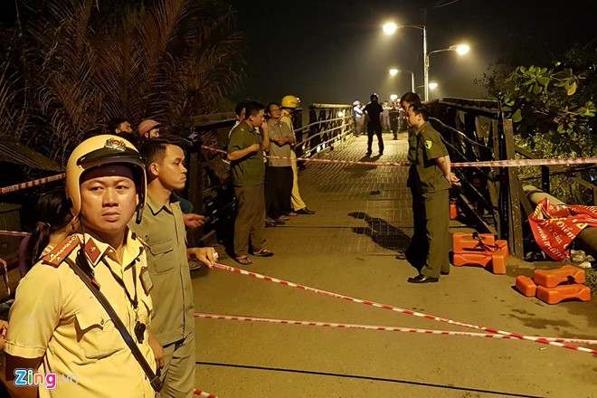 Cầu Long Kiển bất ngờ sập, ô tô xe máy rơi xuống sông ảnh 3