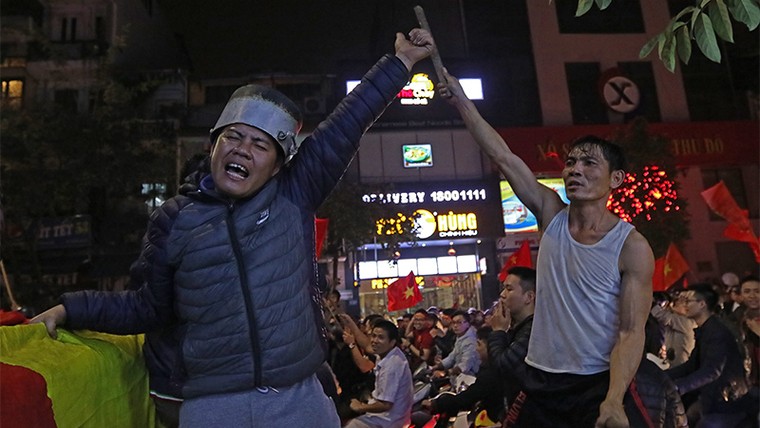 Từ bệnh viện cho đến Phố đi bộ, hàng trăm nghìn CĐV đã có một đêm 'không ngủ' với U23 Việt Nam ảnh 6