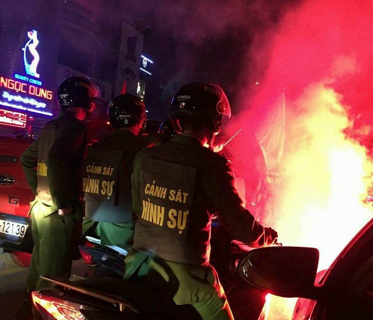 Từ bệnh viện cho đến Phố đi bộ, hàng trăm nghìn CĐV đã có một đêm 'không ngủ' với U23 Việt Nam ảnh 13