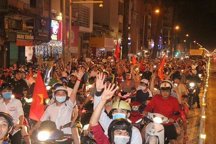 Từ bệnh viện cho đến Phố đi bộ, hàng trăm nghìn CĐV đã có một đêm 'không ngủ' với U23 Việt Nam ảnh 20