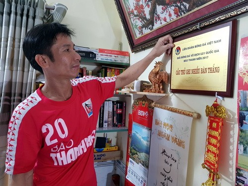 Các đồng đội được săn đón tại sân bay, Phan Văn Đức lặng lẽ ôm mẹ ảnh 2