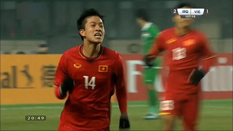 Các đồng đội được săn đón tại sân bay, Phan Văn Đức lặng lẽ ôm mẹ ảnh 1