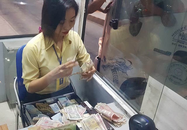 BOT Cần Thơ-Phụng Hiệp: Phản đối lệnh cấm, tài xế chơi chiêu 'tiền lẻ nhúng nước' ảnh 2