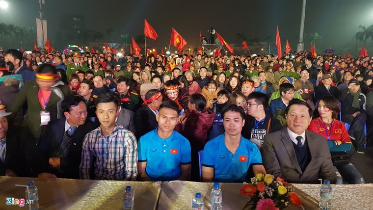 Người hâm mộ Nghệ-Tĩnh nô nức đón những 'người hùng' U23 trở về quê hương ảnh 8