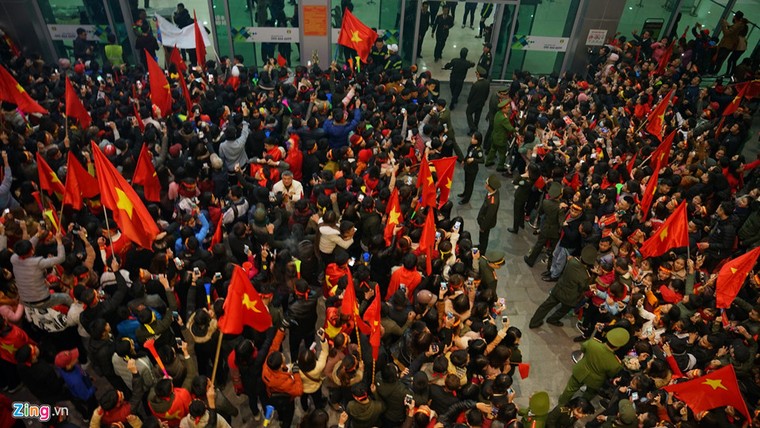 Người hâm mộ Nghệ-Tĩnh nô nức đón những 'người hùng' U23 trở về quê hương ảnh 1