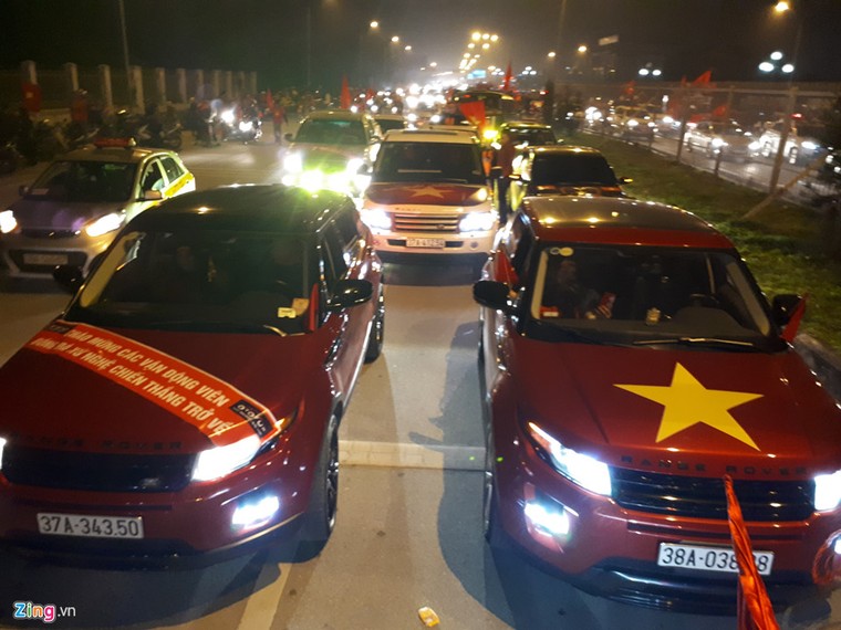 Người hâm mộ Nghệ-Tĩnh nô nức đón những 'người hùng' U23 trở về quê hương ảnh 2