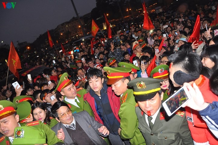 Tuyên Quang: Hàng nghìn người đổ ra đường đón Xuân Trường và Thành Chung về 'vinh quy bái tổ' ảnh 5