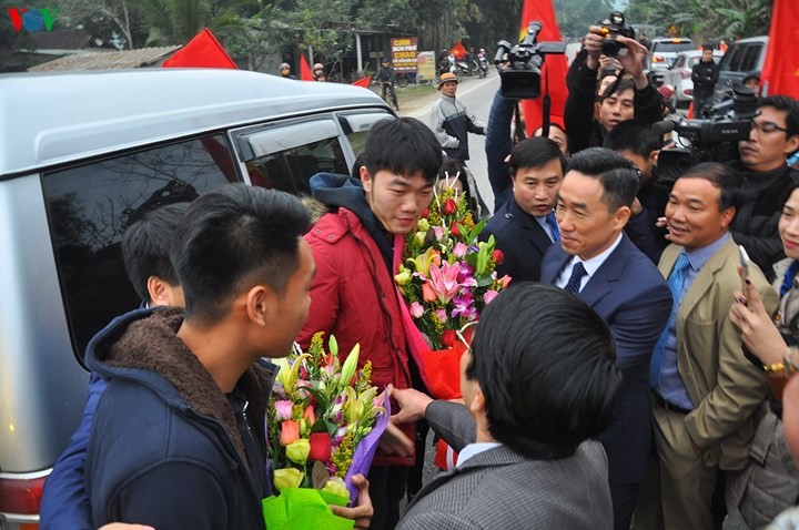 Tuyên Quang: Hàng nghìn người đổ ra đường đón Xuân Trường và Thành Chung về 'vinh quy bái tổ' ảnh 2