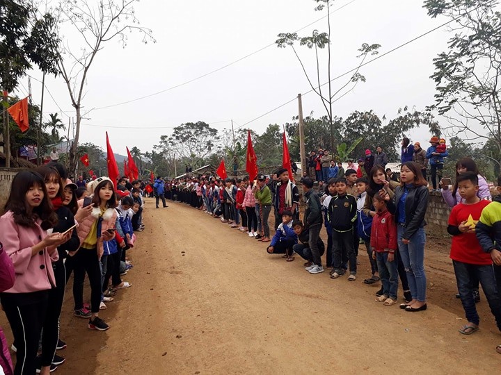 Người dân Thanh Hóa xếp hàng, nhảy múa chào mừng Tiến Dũng, Tiến Dũng, Văn Đại trở về quê hương ảnh 8