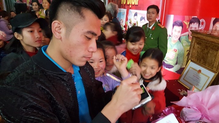 Người dân Thanh Hóa xếp hàng, nhảy múa chào mừng Tiến Dũng, Tiến Dũng, Văn Đại trở về quê hương ảnh 10