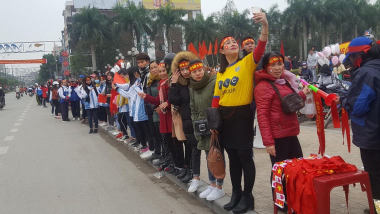 Người dân Thanh Hóa xếp hàng, nhảy múa chào mừng Tiến Dũng, Tiến Dũng, Văn Đại trở về quê hương ảnh 1