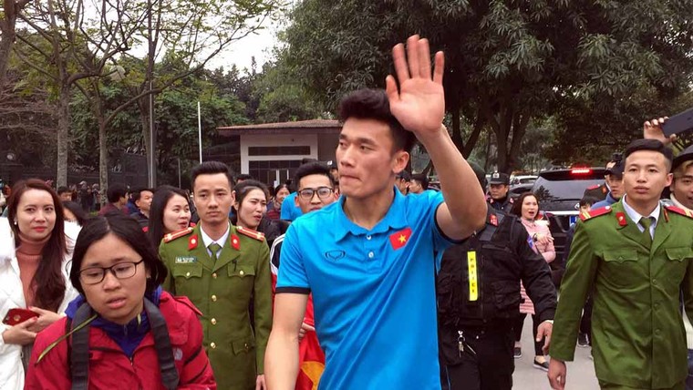 Người dân Thanh Hóa xếp hàng, nhảy múa chào mừng Tiến Dũng, Tiến Dũng, Văn Đại trở về quê hương ảnh 4