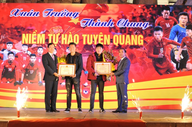 Tuyên Quang: Hàng nghìn người đổ ra đường đón Xuân Trường và Thành Chung về 'vinh quy bái tổ' ảnh 8