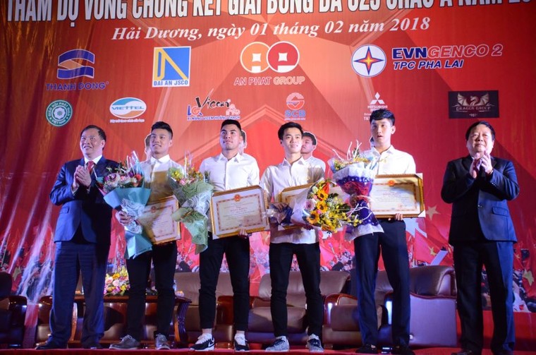 Hải Dương: Người lớn, trẻ nhỏ chen lấn để được gặp mặt 'Bộ 4' U23 Việt Nam ảnh 5