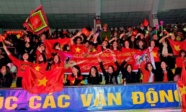 Hải Dương: Người lớn, trẻ nhỏ chen lấn để được gặp mặt 'Bộ 4' U23 Việt Nam ảnh 6