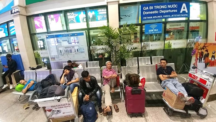 Các cửa ngõ ra vào Hà Nội và TP HCM 'thất thủ' ảnh 6