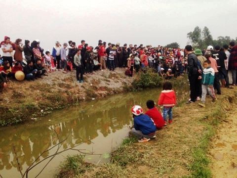 Nghệ An: Hàng trăm người thắp hương, đổ xô đi xem cá 'thần' ảnh 2