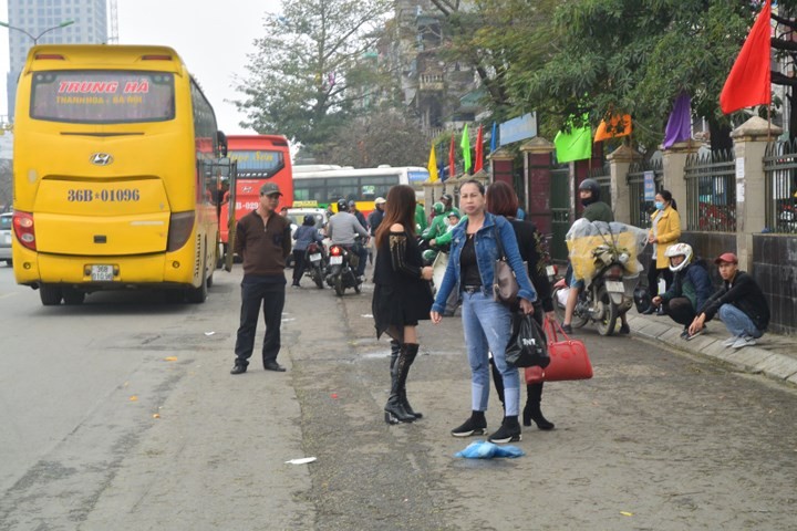 Người dân mệt mỏi trở lại Hà Nội sau kỳ nghỉ Tết ảnh 1