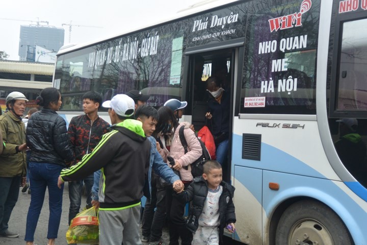 Người dân mệt mỏi trở lại Hà Nội sau kỳ nghỉ Tết ảnh 5