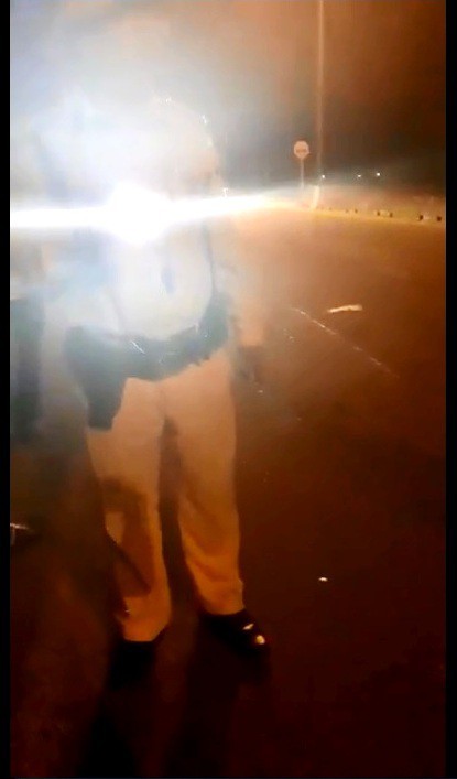 Xử lý cán bộ CSGT rọi đèn pin, chỉ tay đe dọa tài xế ảnh 1