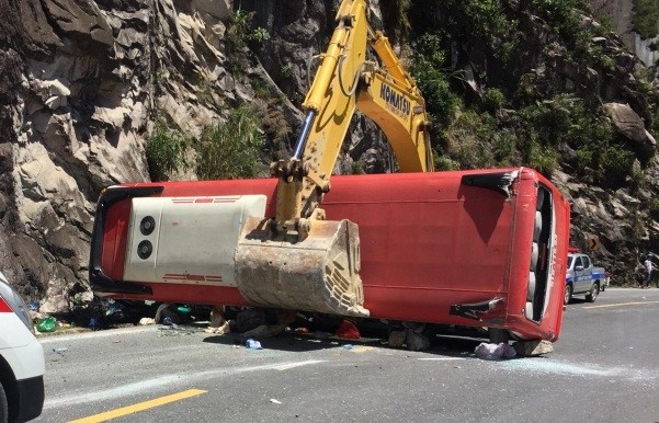 Nhân chứng vụ lật xe trên đèo Khánh Lê: 'Xe chòng chành 100m rồi lật' ảnh 2