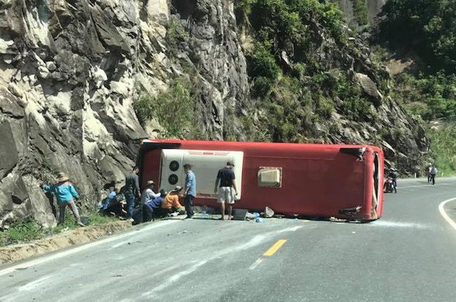 Nhân chứng vụ lật xe trên đèo Khánh Lê: 'Xe chòng chành 100m rồi lật' ảnh 1