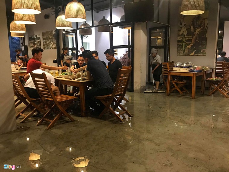 Đường phố Hà Nội 'hóa sông' trong cơn mưa đầu mùa ảnh 2