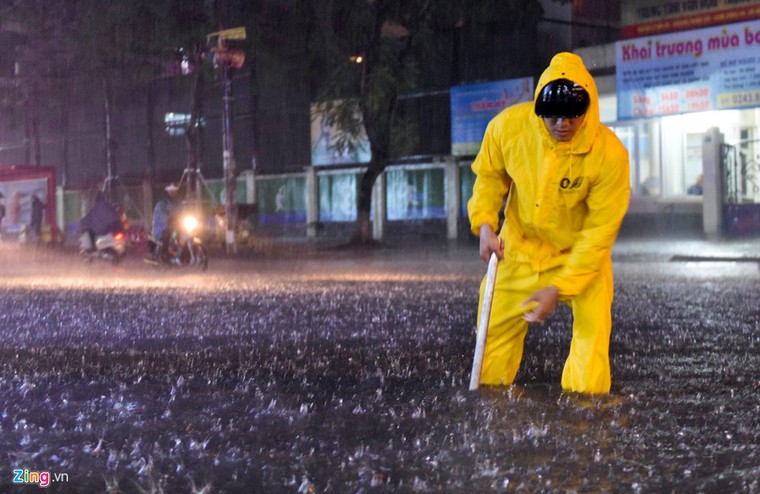 Đường phố Hà Nội 'hóa sông' trong cơn mưa đầu mùa ảnh 1