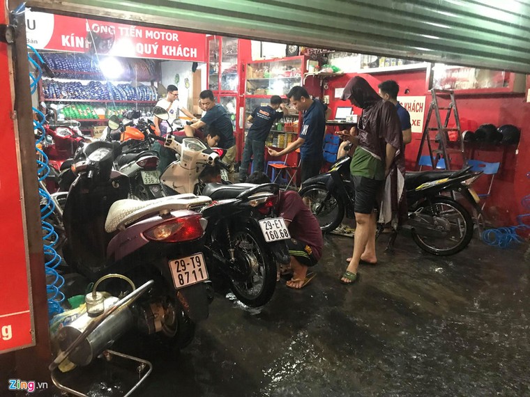 Đường phố Hà Nội 'hóa sông' trong cơn mưa đầu mùa ảnh 5